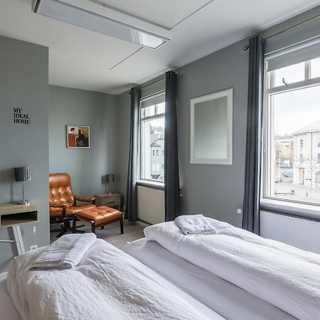 Town Square Guesthouse アークレイリ エクステリア 写真
